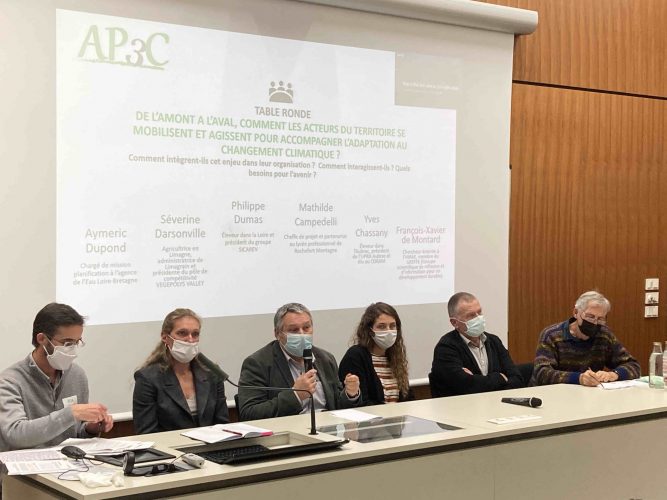 Table-ronde, de gauche à droite :  Aymeric DUPOND (Agence de l'eau Loire-Bretagne), Séverine DARSONVILLE (agricultrice, Limagrain, Vegepolys Valley), Philippe DUMAS (éleveur, SICAREV), Mathilde CAMPEDELLI (EPLEFPA Rochefort-Montagne), Yves CHASSANY (éleveur, UPRA Aubrac, CORAM), François-Xavier de MONTARD (chercheur émérite INRAE, GREFFE)