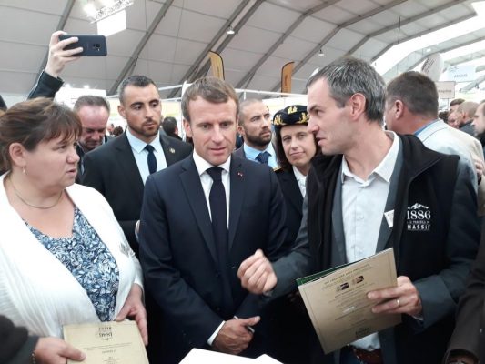 Présentation de la démarche Valomac et Alt 1886 au président de la République Emmanuel Macron entouré de Christine Valentin (à gauche de l'image) et Benoit Julhes (à droite).